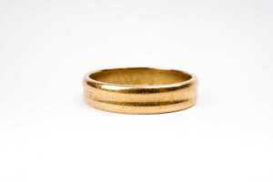 A grooved wedding band in 18 carat yellow gold - 2
