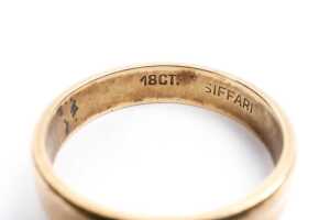 A grooved wedding band in 18 carat yellow gold - 4