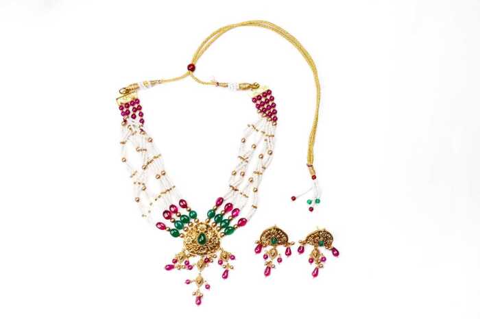 A traditional earring and necklace set in 22 carat yellow gold.