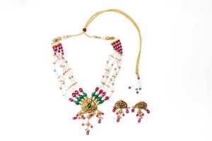 A traditional earring and necklace set in 22 carat yellow gold.