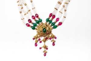 A traditional earring and necklace set in 22 carat yellow gold. - 2