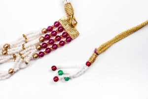 A traditional earring and necklace set in 22 carat yellow gold. - 3
