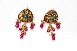 A traditional earring and necklace set in 22 carat yellow gold. - 4