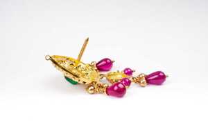 A traditional earring and necklace set in 22 carat yellow gold. - 5
