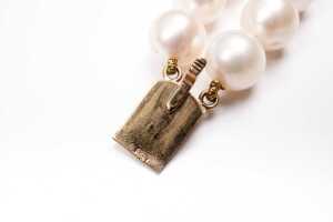 A double strand of pearls to a amethyst and pearl clasp in 9 carat yellow gold - 4