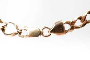 A curb link necklace in 9 carat yellow gold - 4