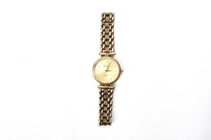 A Geneve quartz watch in 14 carat yellow gold.