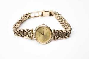 A Geneve quartz watch in 14 carat yellow gold. - 3