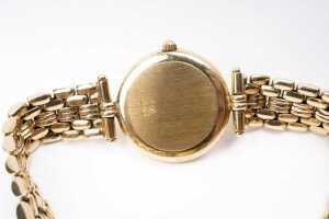 A Geneve quartz watch in 14 carat yellow gold. - 4