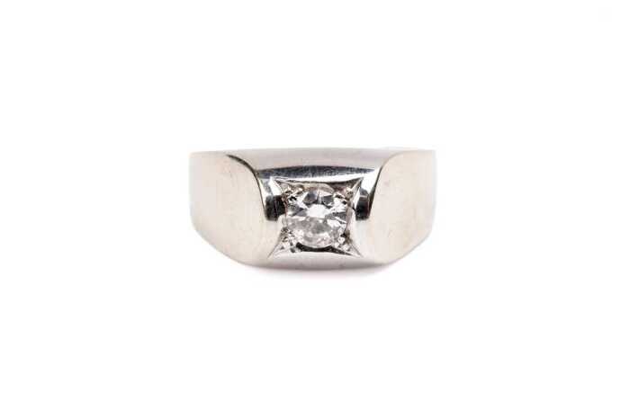 A diamond ring in 18 carat white gold