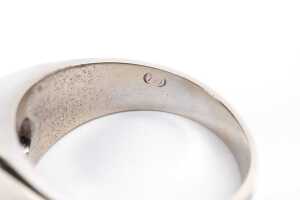 A diamond ring in 18 carat white gold - 5