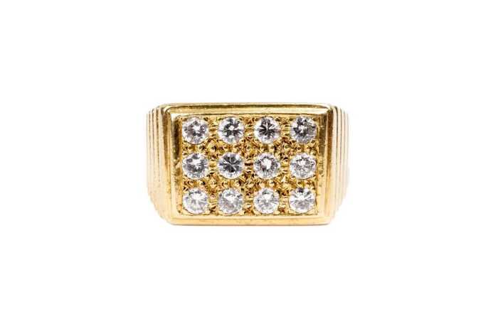 A diamond men's ring in 18 carat yellow gold