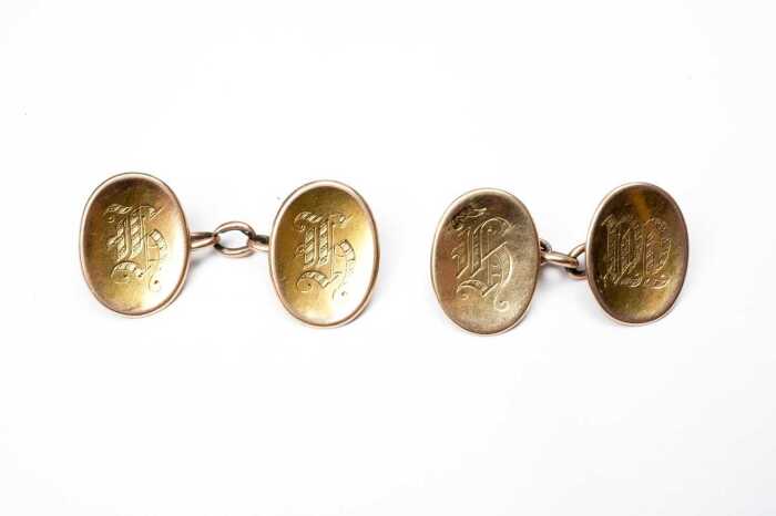 A pair of antique oval cufflinks in 14 carat yellow gold
