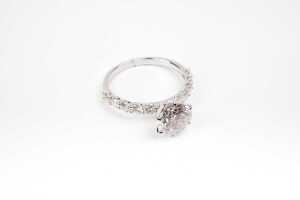 A diamond ring in 18 carat white gold - 2