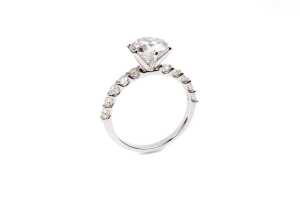 A diamond ring in 18 carat white gold - 3