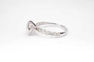 A diamond ring in 18 carat white gold - 4