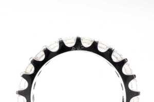 A fully set diamond band in 14 carat white gold - 3