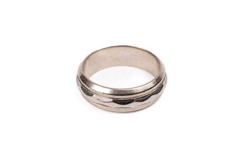 A vintage grooved band in 18 carat white gold
