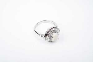 An opal and diamond ring in platinum - 2