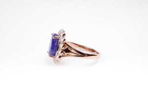 A tanzanite and diamond ring in 14 carat rose gold - 3