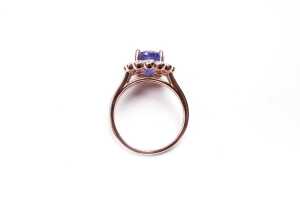 A tanzanite and diamond ring in 14 carat rose gold - 4