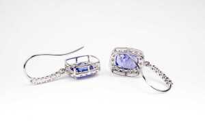 A pair of tanzanite and diamond earrings in 14 carat white gold - 3