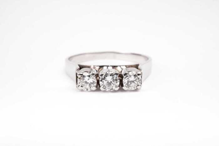 A diamond trilogy ring in 18 carat white gold
