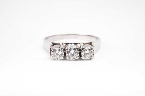 A diamond trilogy ring in 18 carat white gold