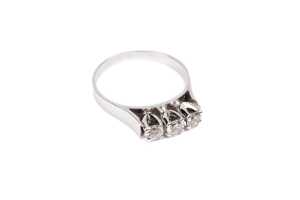 A diamond trilogy ring in 18 carat white gold - 2