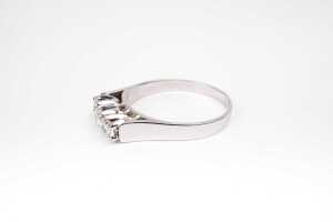 A diamond trilogy ring in 18 carat white gold - 3