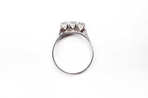 A diamond trilogy ring in 18 carat white gold - 4