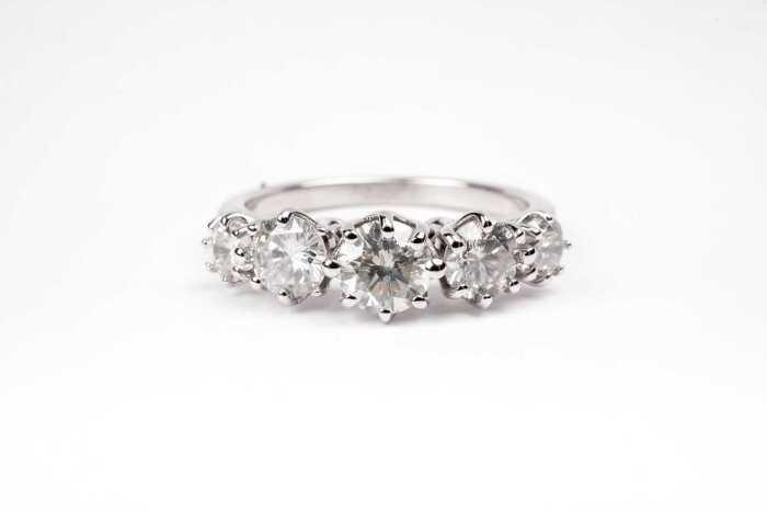 A diamond ring in 9 carat white gold