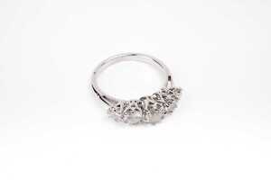 A diamond ring in 9 carat white gold - 2