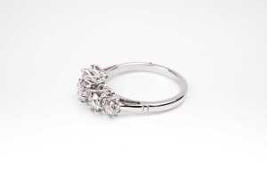 A diamond ring in 9 carat white gold - 4