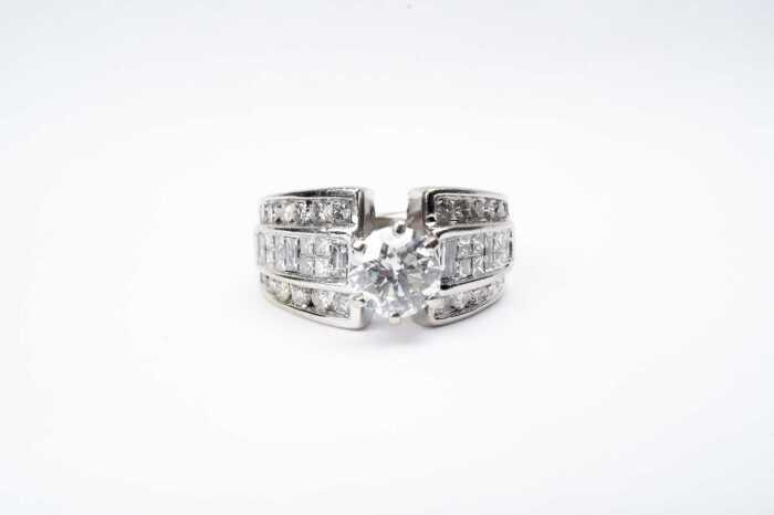 A diamond ring in18ct white gold