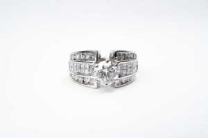 A diamond ring in18ct white gold