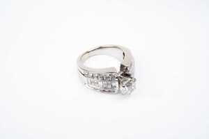 A diamond ring in18ct white gold - 2