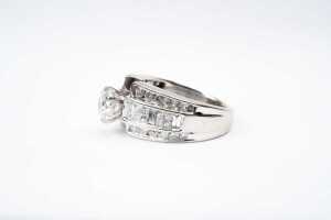 A diamond ring in18ct white gold - 3