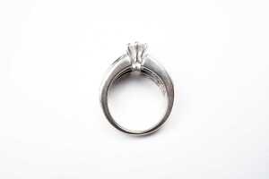 A diamond ring in18ct white gold - 4