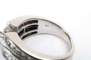 A diamond ring in18ct white gold - 5