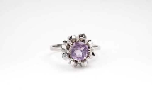 A vintage pink spinel ring in 18 carat white gold