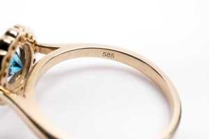 A treated blue and white diamond ring in 14 carat yellow gold - 5