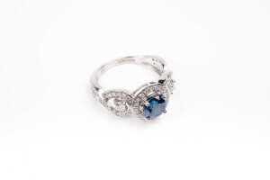 A treated blue and white diamond ring in 14 carat white gold - 2