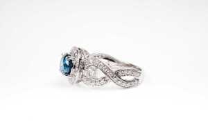 A treated blue and white diamond ring in 14 carat white gold - 3