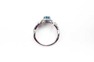 A treated blue and white diamond ring in 14 carat white gold - 4