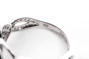A treated blue and white diamond ring in 14 carat white gold - 5