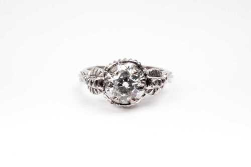 A vintage diamond ring in 18 carat white gold
