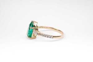 An emerald and diamond ring in 14 carat yellow gold - 3