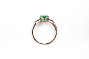 An emerald and diamond ring in 14 carat yellow gold - 4