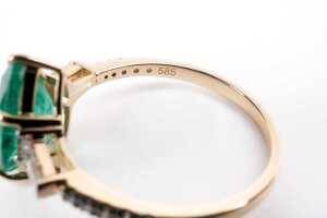 An emerald and diamond ring in 14 carat yellow gold - 5